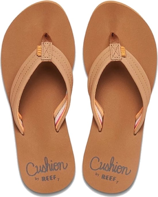 Paar cognacbruine Reef slippers met oranje en beige strepen in de bandjes.