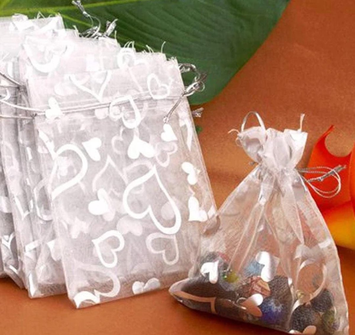 Organza zakjes - Mooi - 18 x 13 cm - 25 stuks – Prachtig – Delicaat – Snoep – Sieraden – Kleine cadeautjes – Decoratie – Feesten – Geschenkjes – ZILVER MET HARTJES- R 18x13
