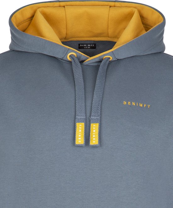 Detail van de halslijn van een blauwe hoodie met gele voering en trekkoorden met "DENIMFY" label.