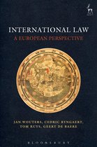 Couverture du livre 'International Law: A European Perspective' avec une carte du monde circulaire et ancienne au centre. Le titre et les noms des auteurs sont en lettres blanches.