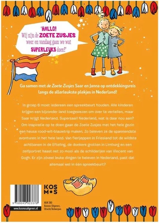 Achterkant van een boek met tekeningen van twee meisjes, Nederlandse vlag en tekst. Tekst: 'Hallo! Wij zijn de Zoete Zusjes en vandaag gaan we wat superleuks doen!'