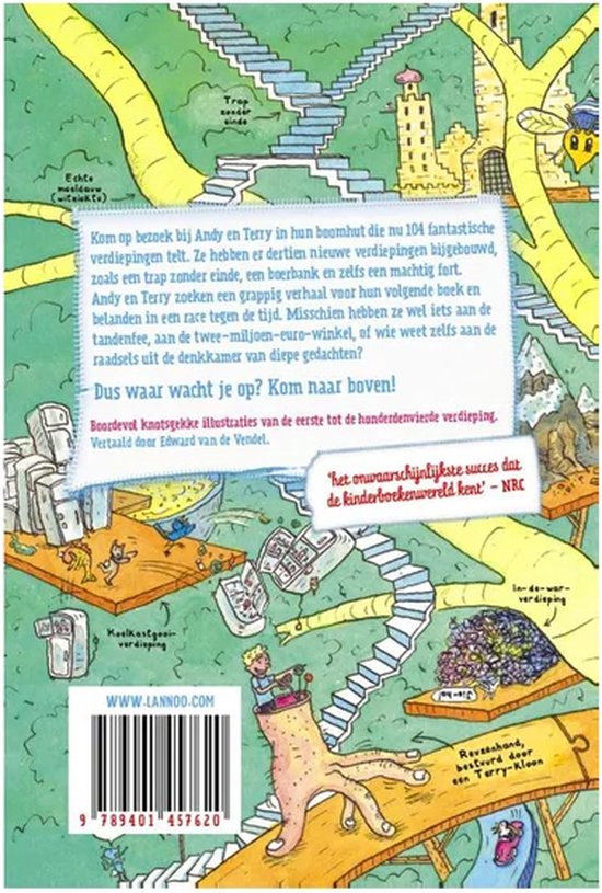 Achterkant van "De waanzinnige boomhut van 104 verdiepingen" met illustratie van de boekomslag en tekst.