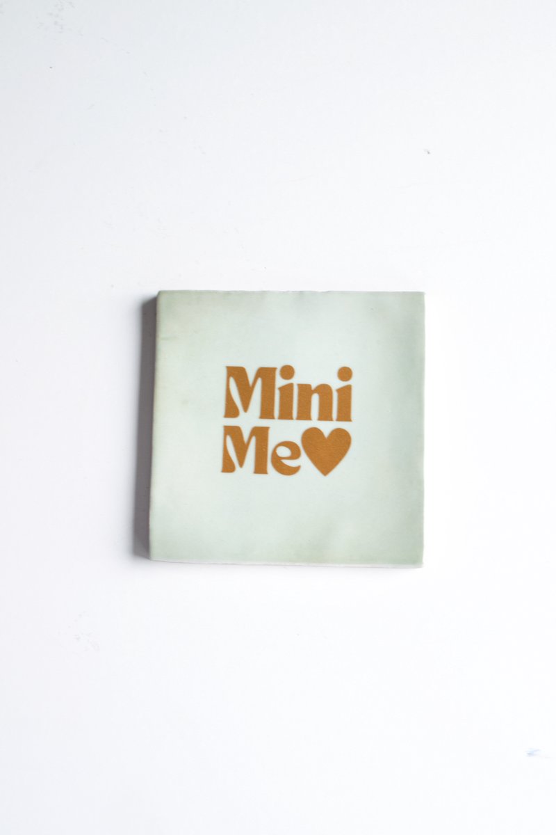 De BitterBoel Tekst tegel - MINI ME - Cadeau - BitterBoel - Goud - Groen - Keramiek goud- mint groen