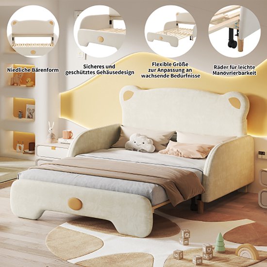 Crèmekleurig kinderbed met berenoren hoofd- en voeteneinde, ingesteld met beddengoed en kussens.