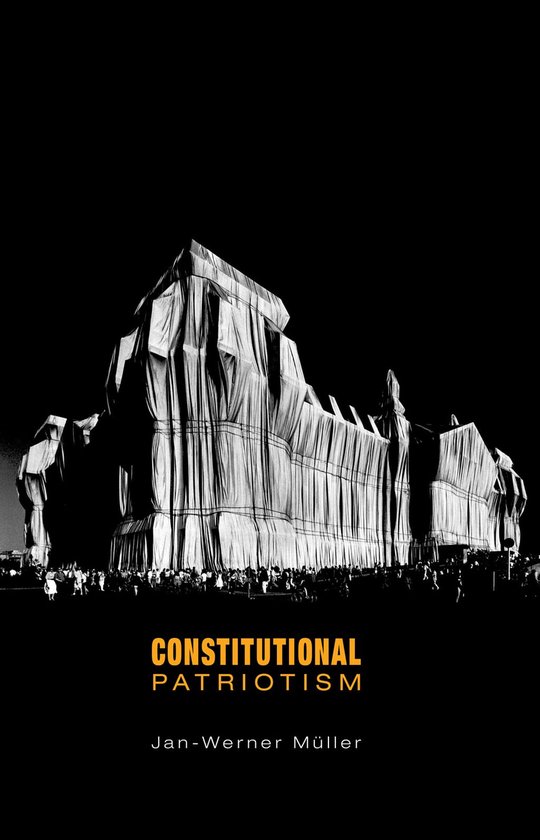 Een gebouw omhuld in wit doek, met het opschrift 'CONSTITUTIONAL PATRIOTISM' en de naam van de auteur.