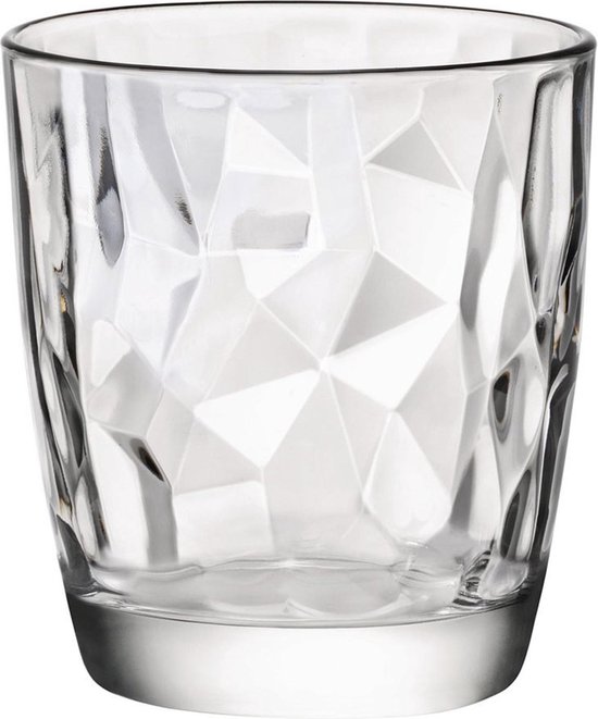 Un verre vide avec un motif en forme de diamant.