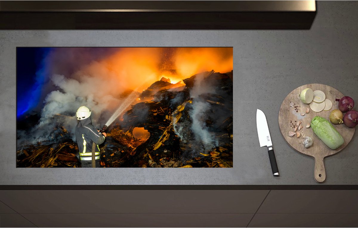 Inductieplaat Beschermer - Brandweerman in Actie bij Rampplek - 90x51 cm - 2 mm Dik - Inductie Beschermer - Bescherming Inductiekookplaat - Kookplaat Beschermer van Wit Vinyl
