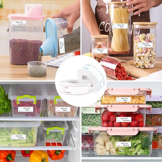 Diverse voorraadpotten en bakjes in de keuken en vriezer, gelabeld met datums en inhoud via witte zelfklevende labels.