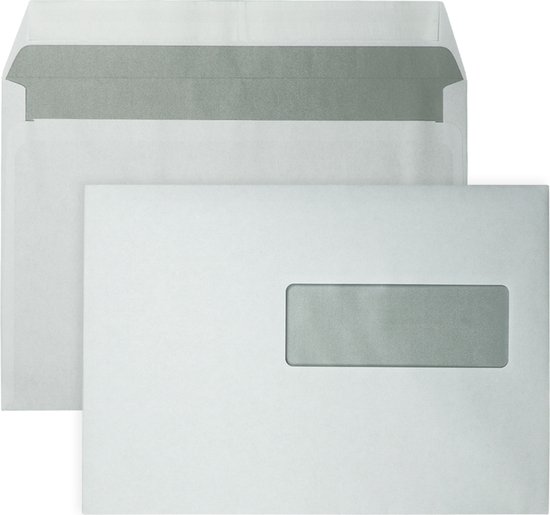 Witte envelop met grijze venster rechts en plakstrip. Liggen twee enveloppen op elkaar.