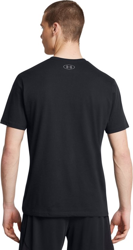 Man draagt een zwart sportshirt van Under Armour, achterkant.