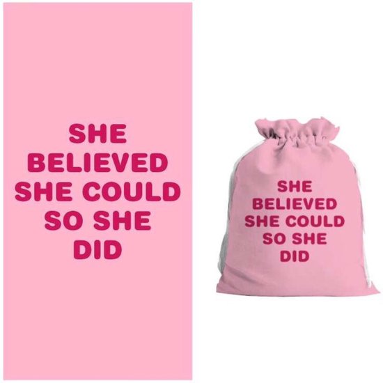 Roze microvezel handdoek en bijpassend tasje, beide bedrukt met de tekst 'SHE BELIEVED SHE COULD SO SHE DID'.