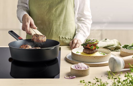 Woll Diamond Logic XR Wok- En Roerpan - Inductief - 30 Cm, 10 Cm Hoog Met Afneembare Steel Geschikt Voor Alle Warmtebronnen Aluminium Ovenvast Zwart