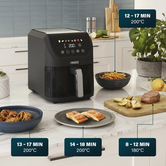 Zwarte Princess heteluchtfriteuse op een aanrecht in een keuken, omringd door bereide gerechten zoals gefrituurde kip, zalm en biefstuk.