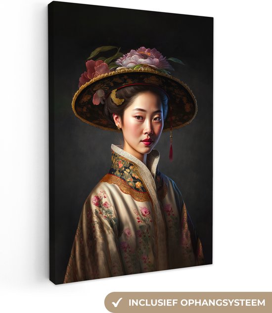 Portret van een Aziatische vrouw met een brede, platte hoed versierd met bloemen en een gedetailleerde, satijnen kimono in beige met roze bloemenmotief.