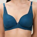 Soutien-gorge bleu à armatures avec une texture fine et des bords en dentelle sur le haut des bonnets et sous la poitrine.