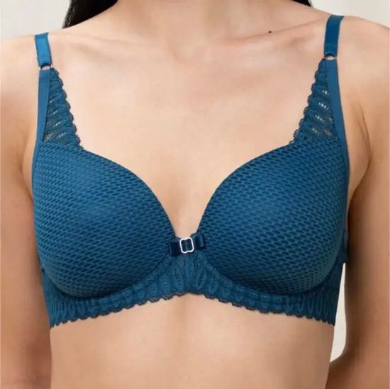 Soutien-gorge bleu à armatures avec une texture fine et des bords en dentelle sur le haut des bonnets et sous la poitrine.