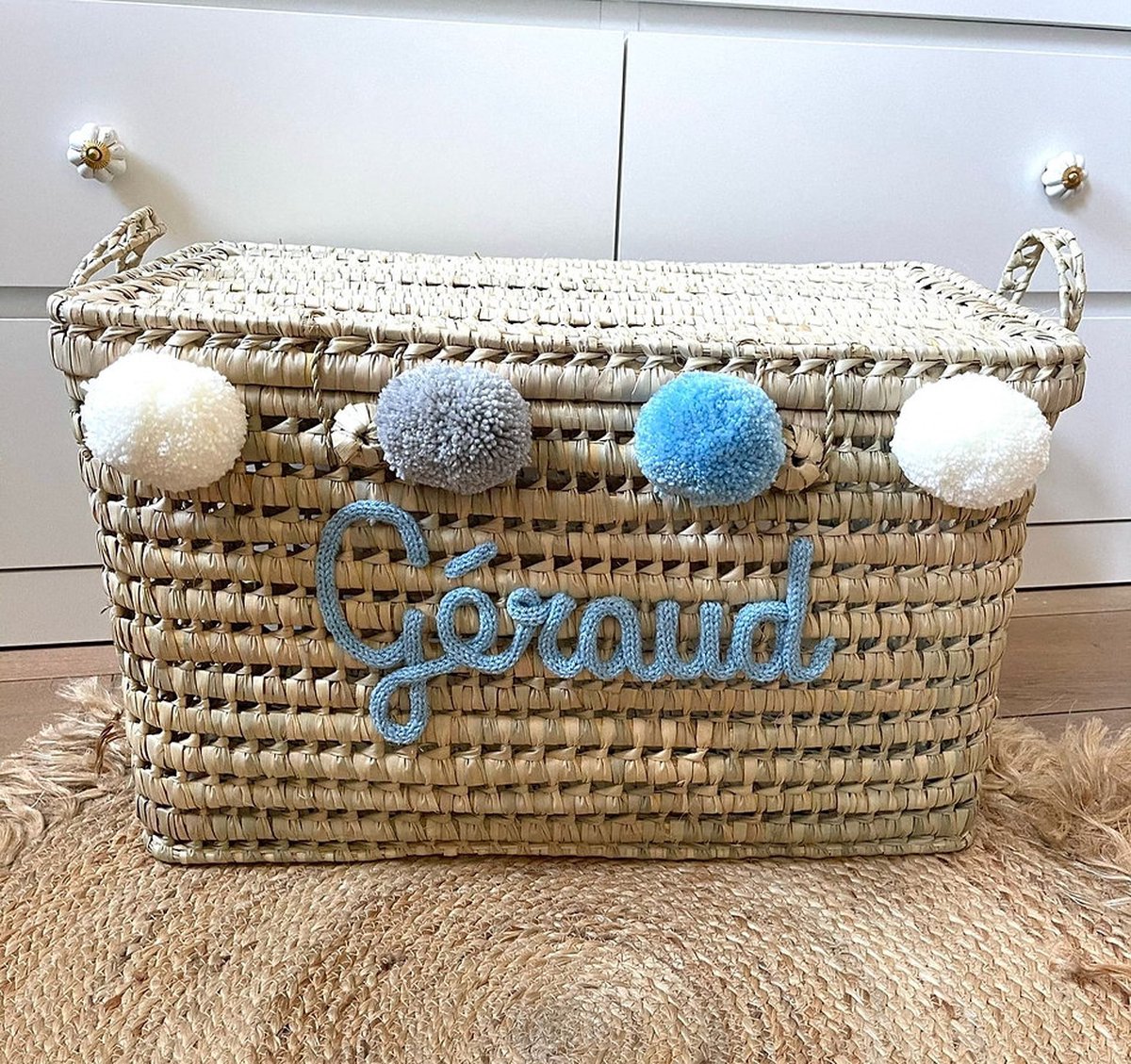 Opbergmand – Speelgoedmand – 60cm - Speelgoedkoffer – Koffer - Rieten mand - Speelgoed - Opbergen - Mand met naam - Pompon - Wol – Geschenk – Sint – Kerst – Verkleedkoffer - Kinderkamer - Gepersonaliseerd - Handgemaakt - Decoratie - Geboorte - Cadeau
