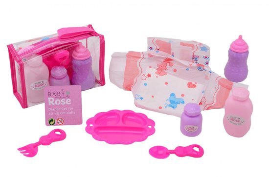 Een transparant tasje met roze accessoires, een luier en roze en paarse verzorgingsartikelen, een roze bord, lepel en vork.