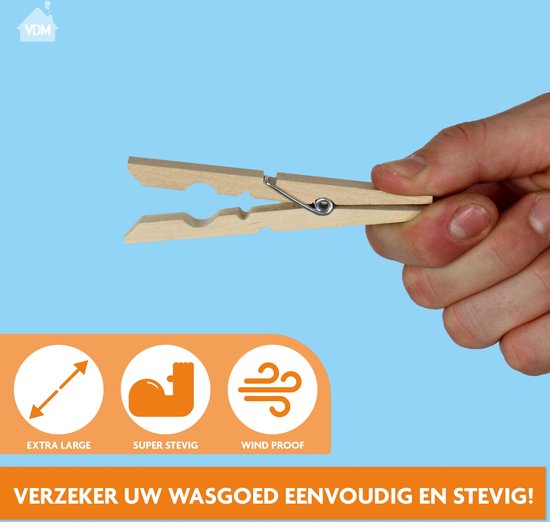 Hand houdt een grote houten wasknijper vast. Extra Large, Super Stevig, Wind Proof.