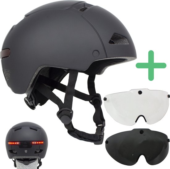 Zwarte helm met twee afneembare vizieren (helder en donker) en kleine afbeelding van de achterkant met verlichting.