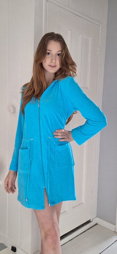Jeune fille aux longs cheveux bruns en peignoir bleu aqua à capuche et zip.