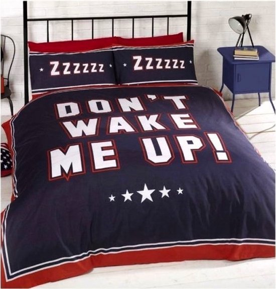 1-persoons dekbedovertrek (dekbed hoes) “don’t wake me up” donkerblauw (navy blauw) met rood – witte tekst en sterren / sterretjes (achterzijde gestreept) eenpersoons 140 x 200 cm (stoer beddengoed tiener slaapkamer, Kerst cadeau!)