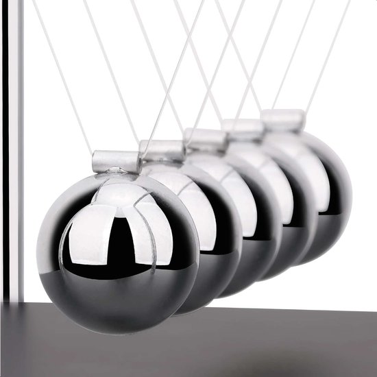 Gros plan sur cinq billes métalliques brillantes d'une balançoire de Newton, suspendues par des fils.