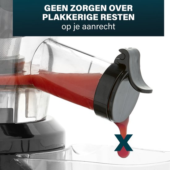 Close-up van een Princess slowjuicer die vers sap maakt. Het sap wordt direct in de kan gegoten, zonder te lekken.