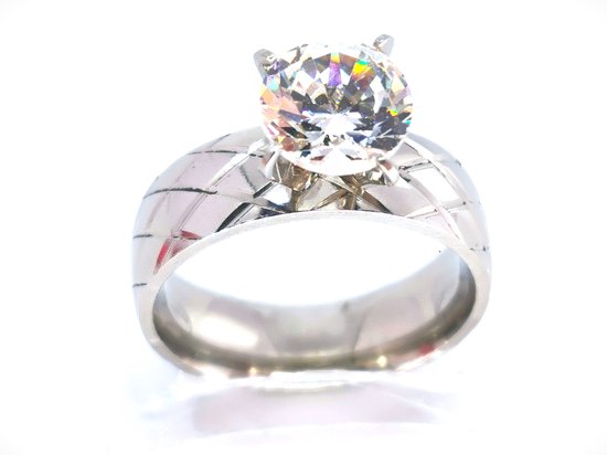 Prachtige ring maat 20 edelstaal met fonkelend kwaliteit zirkonia van Ø 8 mm het steen is op 4 potjes gezet en het ring zelf is met ruitenmotief bewerkt.