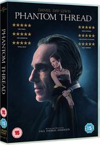 DVD-hoes 'Phantom Thread' met Daniel Day-Lewis en Lesley Manville. Een vrouw in zwart jurkje staat voor een man in profiel.