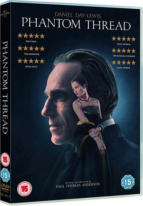 DVD-hoes 'Phantom Thread' met Daniel Day-Lewis en Lesley Manville. Een vrouw in zwart jurkje staat voor een man in profiel.