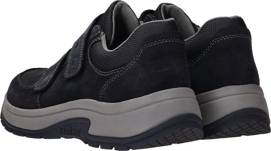 Zwarte Rieker sneakers met grijze zool en klittenbandsluiting, achteraanzicht.