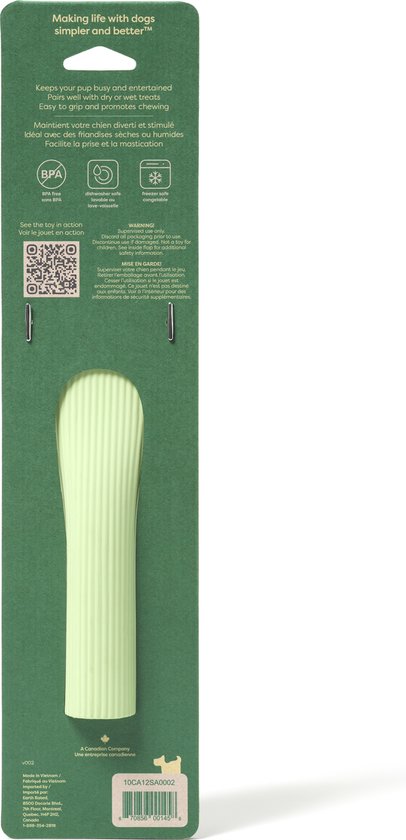Achterkant van de verpakking van een lichtgroen, geribbeld kauwspeeltje. Bevat informatie en barcodes.