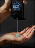 Blauwe gel van NIVEA MEN DEEP CLEAN douchegel wordt in een hand gegoten uit een zwarte fles.