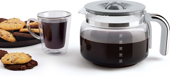 Glazen koffiekan met grijze deksel en handvat, naast een glas koffie en koekjes.
