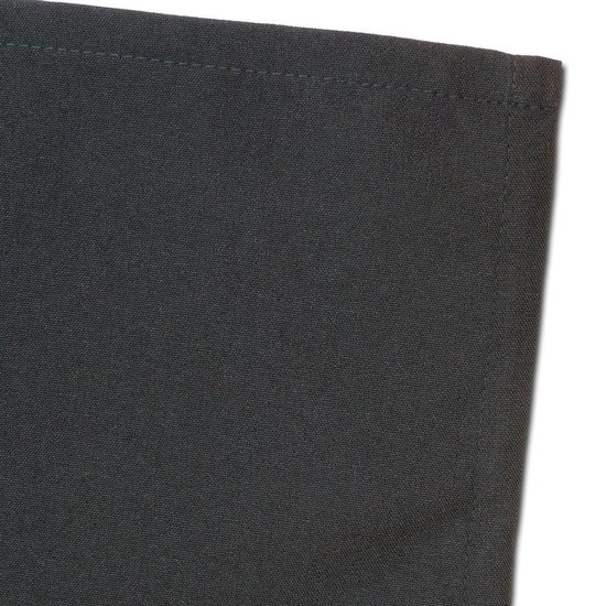 Detail van de naad van een zwarte tafelloper.
