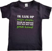 Zwart baby shirt met "Ik lijk op mijn papa, maar de dokter zegt dat het nog goed komt!" - maat 80 - vaderdag, cadeautje, kraamcadeau, grappig, geschenk, baby, tekst