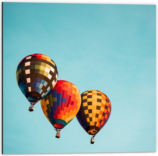 Dibond - Groepje Luchtballonnen in de Lucht - 50x50cm Foto op Aluminium (Wanddecoratie van metaal)
