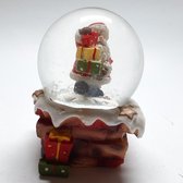 Sneeuwbol stenen schoorsteen met kerstman met stapel cadeaus 9cm hoog