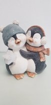 Kerstbeeld knuffelende pinguïns