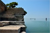 Trap naar Poveglia met uitzicht op een spookeiland op canvas - 100x70 cm - wanddecoratie - landschap - Venetië