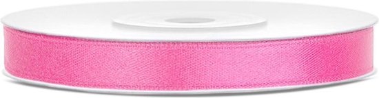 Ruban de satin rose sur une bobine, 0,6 cm de large.