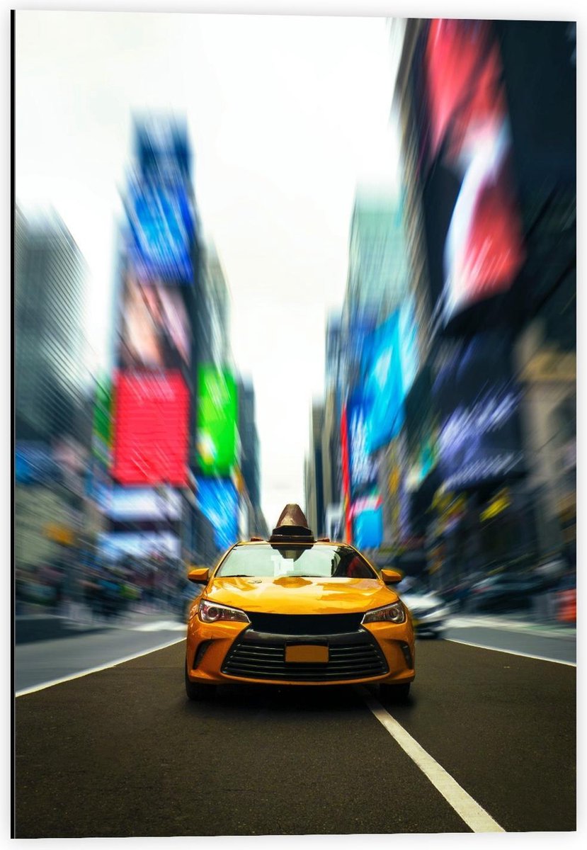 Dibond - Racende Gele Auto door Stad - 40x60cm Foto op Aluminium (Met Ophangsysteem)