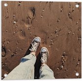 Tuinposter – Schoenen in het Zand - 50x50cm Foto op Tuinposter  (wanddecoratie voor buiten en binnen)