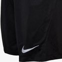 Short de sport noir avec logo Nike brodé sur l'ourlet.