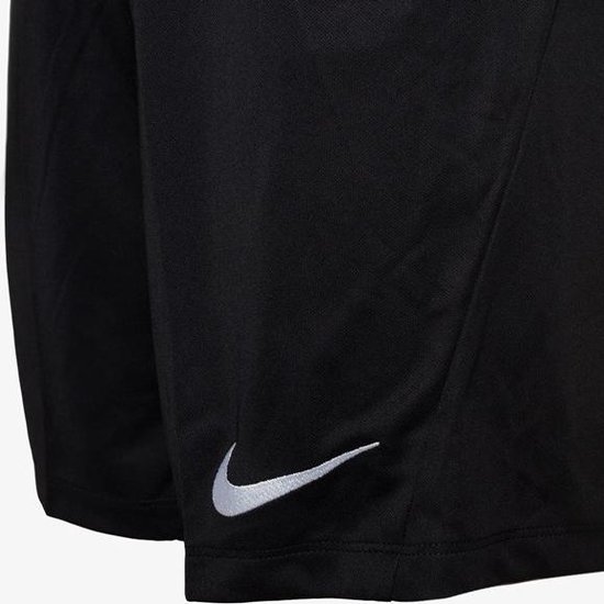 Short de sport noir avec logo Nike brodé sur l'ourlet.