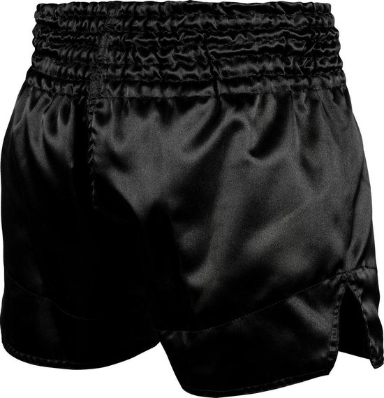 Achterzijde van de zwarte satijnen Muay Thai shorts met elastische tailleband.