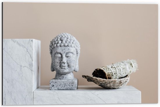 Dibond - Grijze Boeddha op Marmer Blok - 60x40cm Foto op Aluminium (Wanddecoratie van metaal)