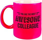 1x stuks collega cadeau mok / beker neon roze the most awesome colleague