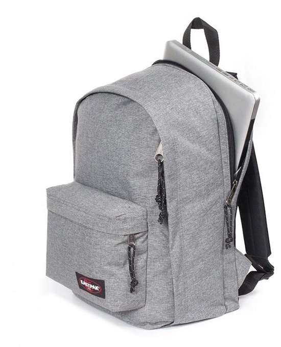 Eastpak rugzak in Sunday Grey met laptopvak. Het vak heeft een rits en een zwart koordje.